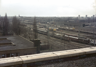 803689 Overzicht van het emplacement aan de zuidzijde van het N.S.-station Utrecht C.S. (Stationsplein) te Utrecht, ...
